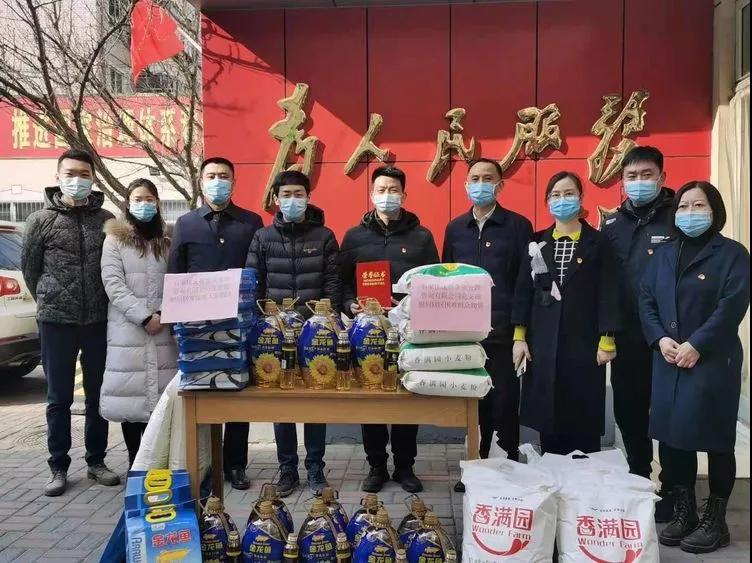 星空体育app官网-阜康街道携氐宿党支部慰问困难群众(图1)